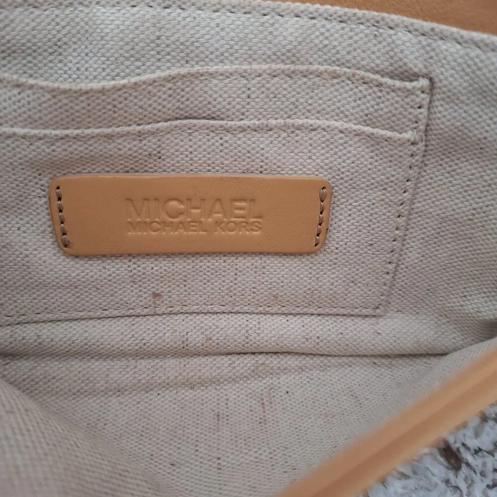 Michael Kors Beige leather purse clutch wristlet‎